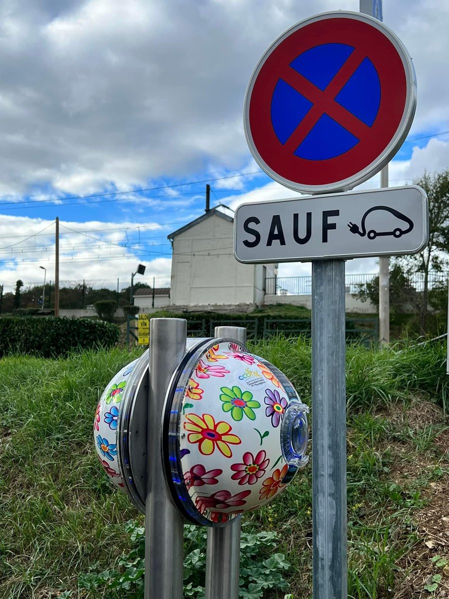 LDarcos's tweet photo. 🔌 Cet après-midi nous inaugurions les bornes de recharge électriques à la gare de Sermaise à l’initiative des élus de la @CC_Dourdannais, dont chacune d’entre elles sera pourvue dans les semaines à venir pour encourager nos concitoyens à changer leurs habitudes de mobilités 🚗 https://t.co/m1bzLnFQ04