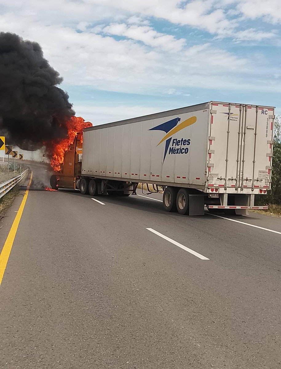 aleaxion_mx's tweet photo. Reportan un trailer incendiado de #FletesMexico en el puente de #Fresnillo de la  carretera federal 45 #Precaucion por favor #Convoys ⚠️⚠️⚠️ https://t.co/GSDxjj7eUZ