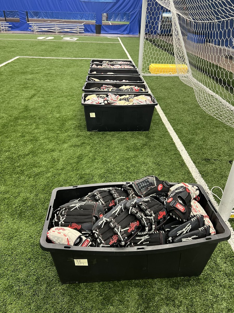 24_7Farnsworth's tweet photo. A great first day 1 of 3 here in the Chicago area give back with the @R2GCharity Andcwhat an amazing facility as well. We had 300 kids doing drills, races, hitting, fielding pitching and mostly importantly we wanted them to have fun! #R2G #Rise2greatness #BODOME #giveback https://t.co/28w4vFYfbO