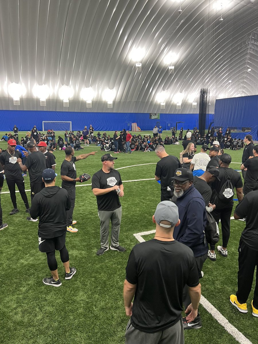 24_7Farnsworth's tweet photo. A great first day 1 of 3 here in the Chicago area give back with the @R2GCharity Andcwhat an amazing facility as well. We had 300 kids doing drills, races, hitting, fielding pitching and mostly importantly we wanted them to have fun! #R2G #Rise2greatness #BODOME #giveback https://t.co/28w4vFYfbO