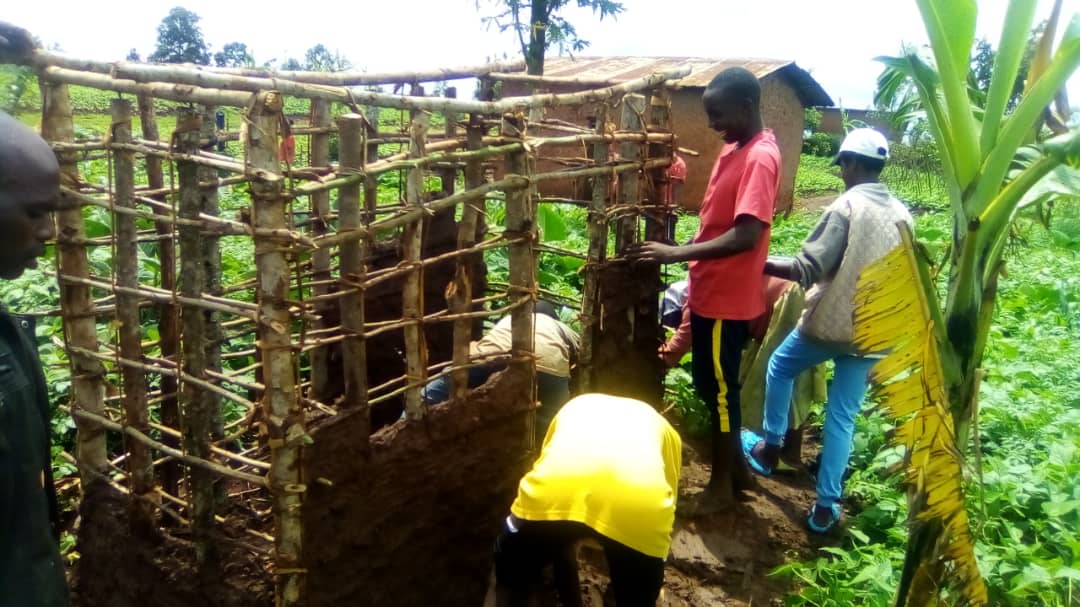 KayonzaRyvcp's tweet photo. Muri iki cyumweru cya gatatu cy'ukwezi k'ubukorerabushake urubyiruko mu mirenge itandukanye bakomeje ibikorwa byo gufasha abaturage .
#YouthVolunteersMonth
#YouthVolunteersTurns10

@KayonzaDistrict
@BoscoNyemazi 
@KubanaRichard https://t.co/c6r2GvdsSe