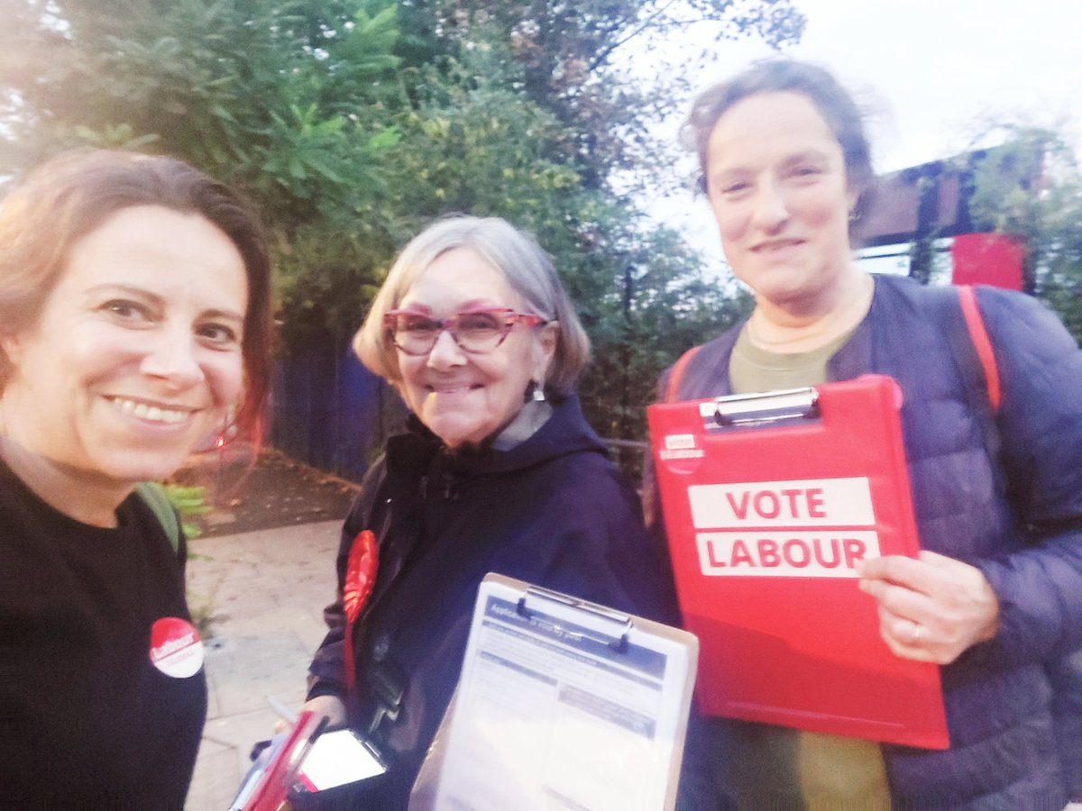 LauraPascal81's tweet photo. Fantastic all-woman team in Springfield tonight encouraging Labour supporters to register for #earlyvotes. Many High Hill estate residents backing Labour's @carowoodley to be the first directly-elected female Mayor of #Hackney @Springfield_Lab @HackneyLabour #ProjectNorth 💪🌹 https://t.co/tpABmaXYZR