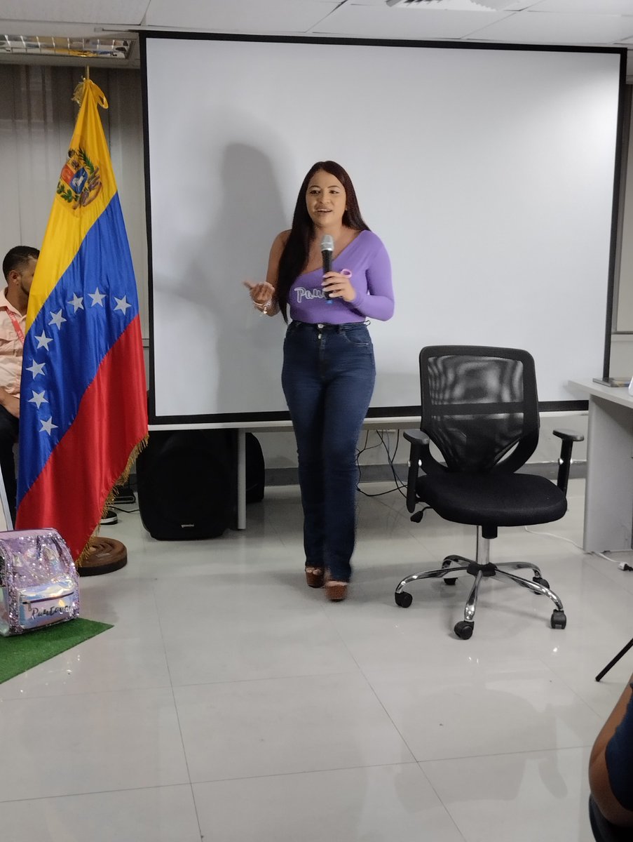 Somosivss's tweet photo. El pasado #19Oct, en las Instalaciones de la  sede del IVSS, se realizó un curso de Auto maquillaje básico, a  trabajadoras de la institución y estuvo bajo la dirección de la maquilladora profesional Melannie Rodríguez.

@NicolasMaduro 
@MagaGutierrezV https://t.co/s1OfyOIBwq