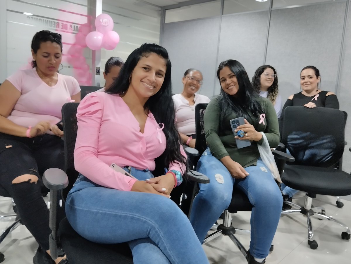 Somosivss's tweet photo. El pasado #19Oct, en las Instalaciones de la  sede del IVSS, se realizó un curso de Auto maquillaje básico, a  trabajadoras de la institución y estuvo bajo la dirección de la maquilladora profesional Melannie Rodríguez.

@NicolasMaduro 
@MagaGutierrezV https://t.co/s1OfyOIBwq
