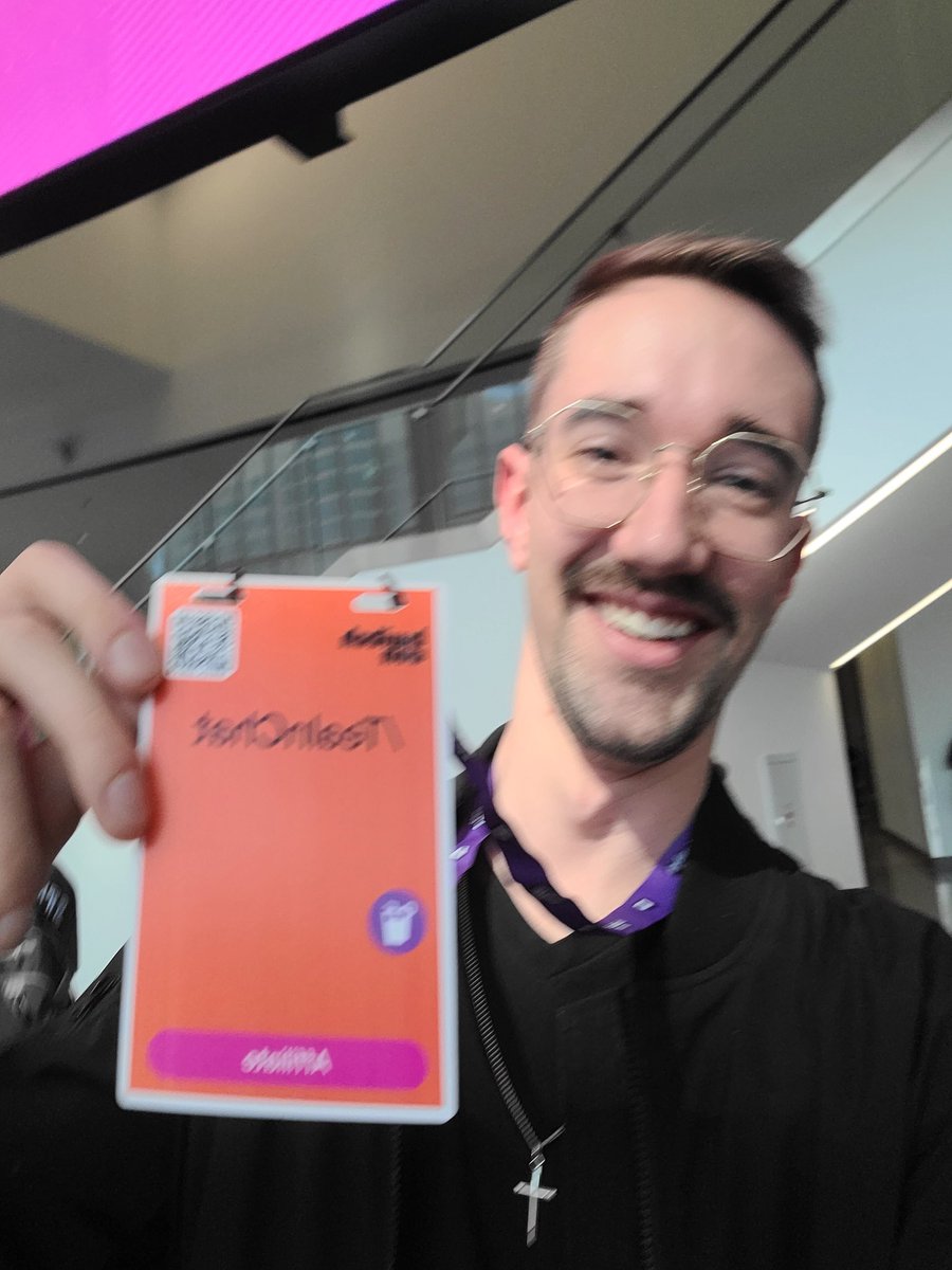 TeaInChat's tweet image. Blurry at TwitchCon Vegas!

Let me know if you're here and would like to meet up!