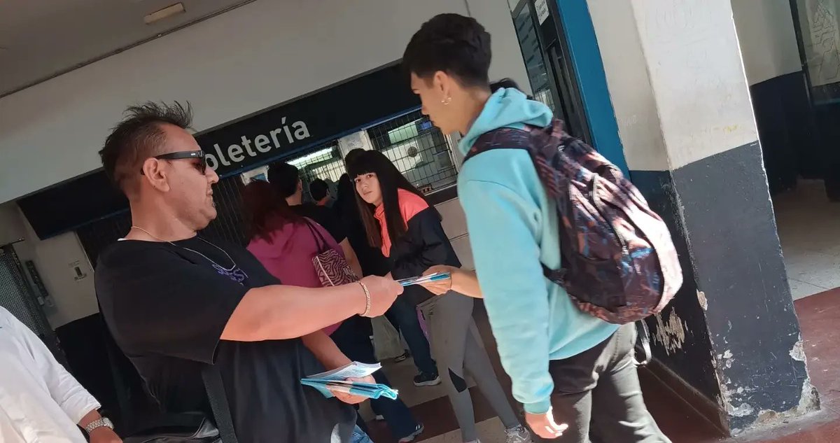 JApdfa's tweet photo. #Lanus 📌

Ayer, en la etapa final de la campaña junto a nuestros compañeros/as de la #Juve de la @CFTArgentina finalizamos una nueva jornada de militancia dónde repartimos folletos y la boleta completa de nuestros candidatos @SergioMassa  y @Kicillofok  🇦🇷✌🏻

#MassaPresidente https://t.co/iZeGxsSkfy