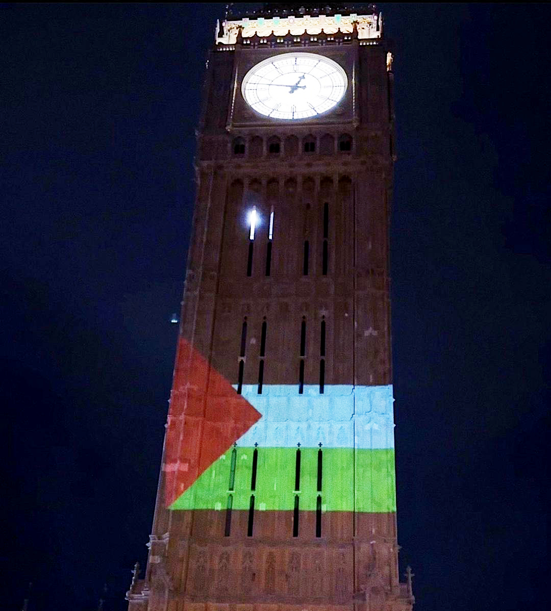 Breaknews_Kw's tweet photo. #علم_فلسطين يزين معلم #BigBin الشهير في #لندن بجهود فردية من نشطاء استخدموا أجهزة لإضاءة البرج بالعلم
رداً  على قرار #وزيرة_الداخلية البريطانية التي طالبت بمنع رفع علم #فلسطين لتجنب استفزاز الجالية اليهودية https://t.co/v9WckgU5rO