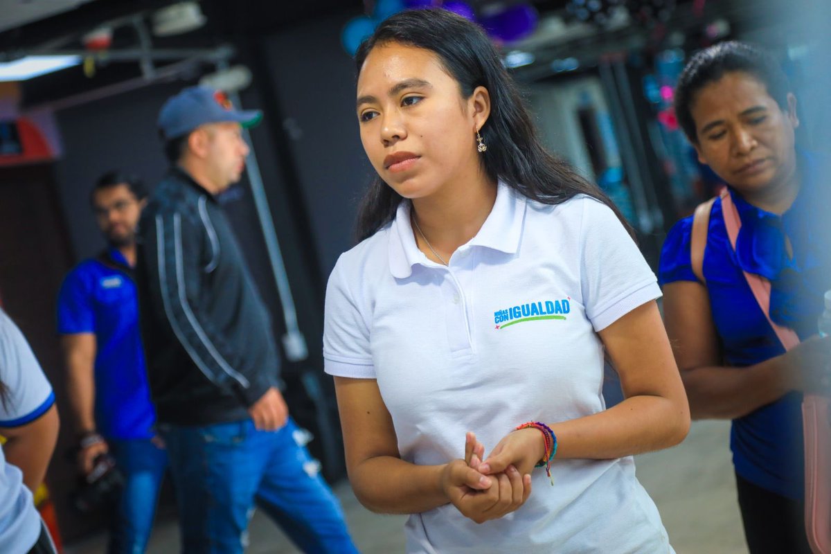 TejidoSocialSv's tweet photo. Como parte del programa #TomasDePoder que está implementado @plan_elsalvador, esta mañana la directora de Plan Internacional para El Salvador, Dra. Anabell Amaya, visitó el CUBO #LuiguiDoze junto a Claudia una joven beneficiaria de convirtió la directora de Tejido Social por un día.