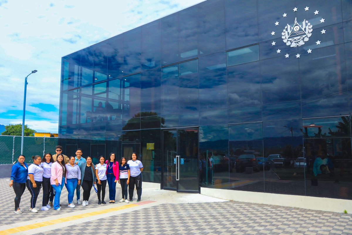 TejidoSocialSv's tweet photo. Como parte del programa #TomasDePoder que está implementado @plan_elsalvador, esta mañana la directora de Plan Internacional para El Salvador, Dra. Anabell Amaya, visitó el CUBO #LuiguiDoze junto a Claudia una joven beneficiaria de convirtió la directora de Tejido Social por un día.
