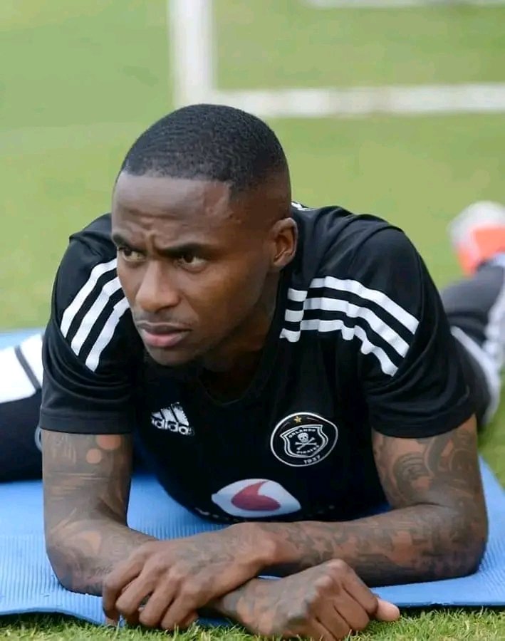 AMsakatya30195's tweet photo. Awww SMS shake mySoul.⚽️❤
#Lorch/#pule/#zungu/#ithashappened/#pirates. https://t.co/nM1qKD0Ea0