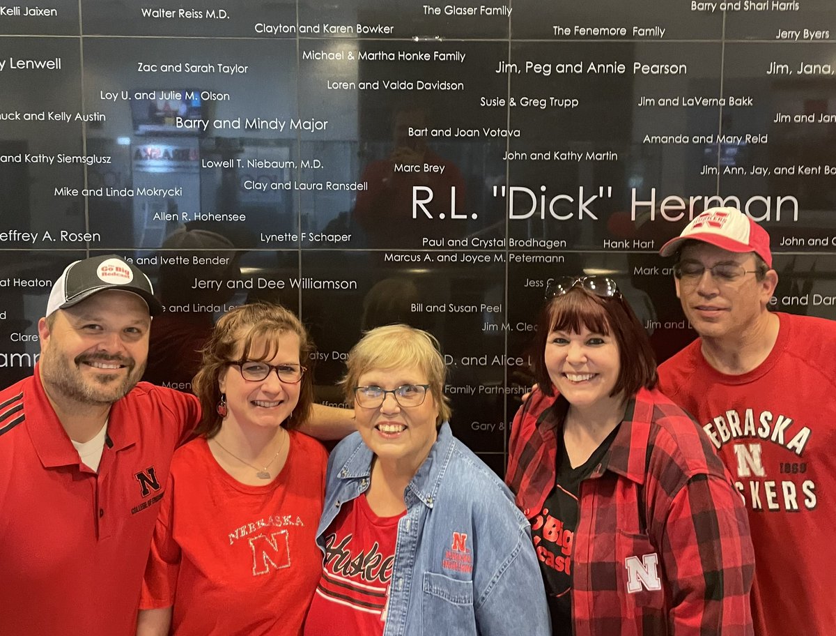 RedcastHonke's tweet image. Had an awesome lunch at the training table &amp;amp; tour of the stadium today to celebrate our families name reveal on the donor wall for Dad’s memorial.

A huge thanks to @RedcastRob for putting the memorial together and to @TylerJonKai for everything today. 

GBR!