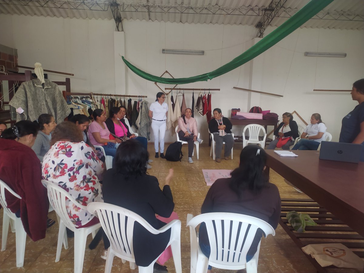 J_X_R_D_Ximena's tweet photo. #CEADMalaga Trabajando con nuestros aliados OIR en apoyo y trabajo continuo con las comunidades en esta ocasión con la asociación de mujeres campesinas y artesanos de Concepción #ASMUARCON
@DimarySmith @ElOIRdelaRegion @OIRZonaOriente https://t.co/QW9IuZpOQk