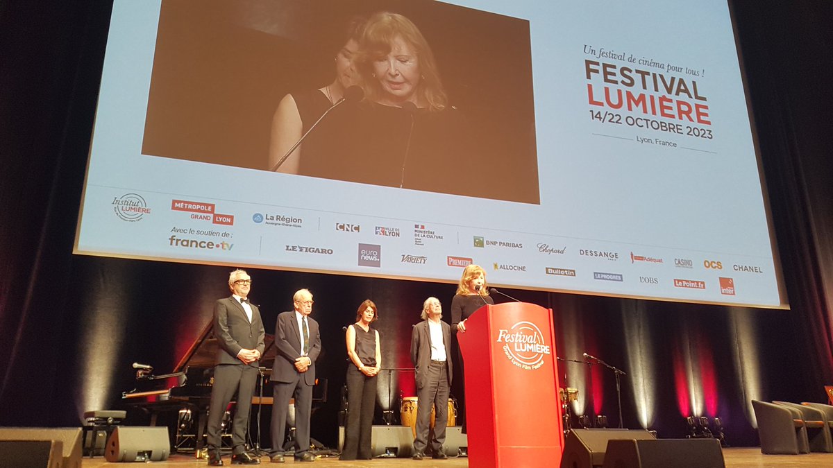 L'actrice Aurore Clément rend hommage à Wim Wenders : « Cher Wim Wenders, votre cinéma est tendre, réfléchi. Il y a de l’amour. Nous avons besoin de poètes comme vous pour nous redonner du désir et des ailes. »