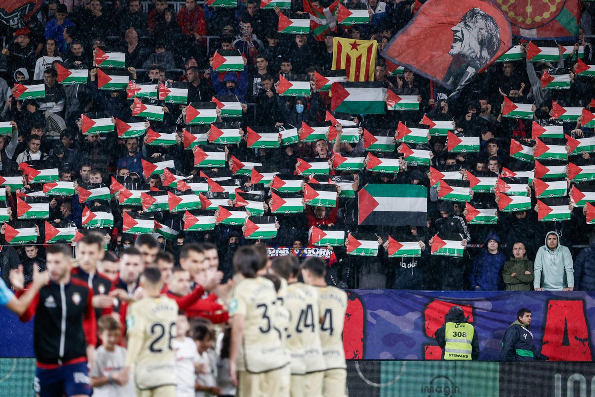 Hoy, la Policía Nacional y la Liga del ultraderechista Javier Tebas han vetado las banderas de Palestina en el Sadar y han pedido prohibirlas y retirarlas. La hinchada de Osasuna no ha aceptado la orden y han sacado banderas en solidaridad con el pueblo de Palestina. Muy grandes.