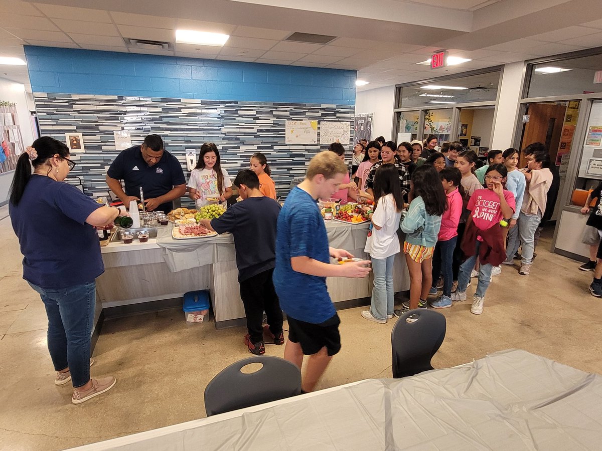 HarmonyPta's tweet photo. Harmony's 5th grade students got to celebrate the end of their Renaissance unit by having a feast fit for a king... or queen! We even had some students dress the part!
@ECISDtweets @harmonyecisd #GoHawks https://t.co/Onu7oSG7MD