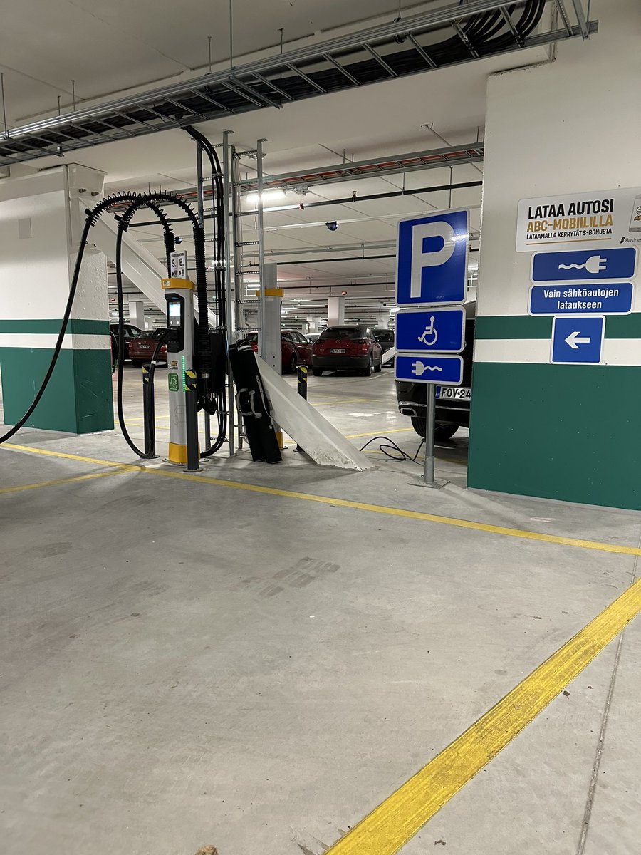 JaniPeltopuro's tweet photo. Eka kerta kun osuu silmiin aidosti esteetön pikalatauspiste, Kivistön uusi kauppakeskus Kivis. Hienoa #ABClataus!👩🦽🔌🚙 @sahkoautomiehet @Latauskartta https://t.co/8Nu8VN3xL0