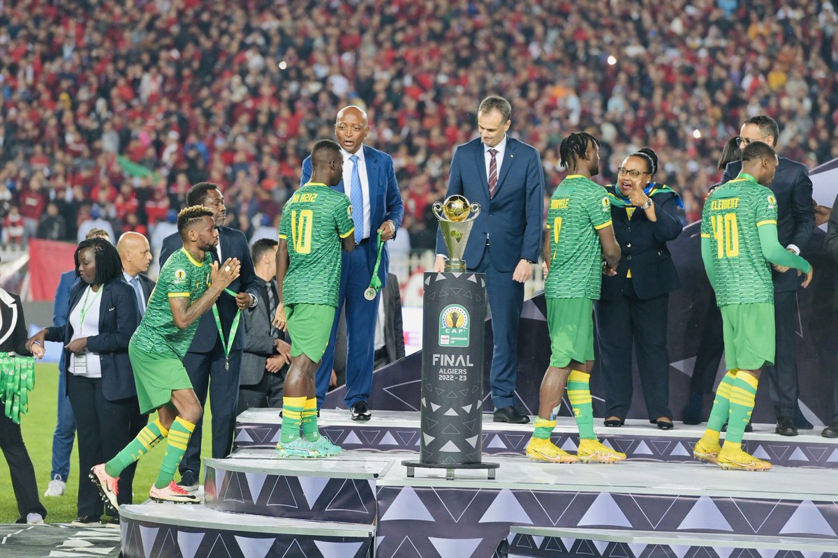privaldinho's tweet photo. Sisi tulileta fainali nyumbani, tumepiga picha kubwa na kombe, hatujaleta uzinduzi wa mashindano. Uzinduzi sio mafanikio ni ratiba tu. Tumeleta medal ya CFCC na tutaleta ya nyingine soon inshallah. https://t.co/bj4So1oGGy