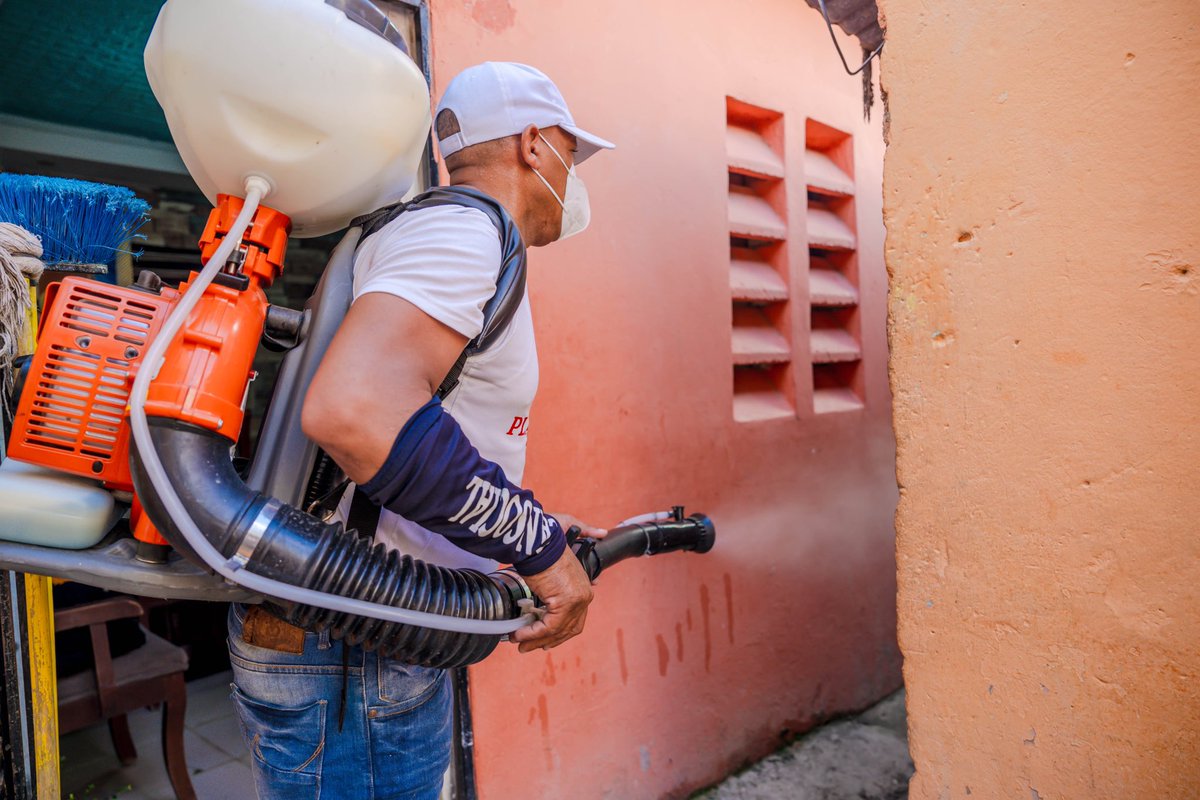 yadirahenriq's tweet photo. Desde @plansocialrd, estamos comprometidos en la lucha contra el #dengue. Por ello, realizamos una jornada de fumigación y entrega de mosquiteros en distintos barrios de la ciudad, para proteger a nuestras poblaciones vulnerables. https://t.co/Nx9yf2ka4Y