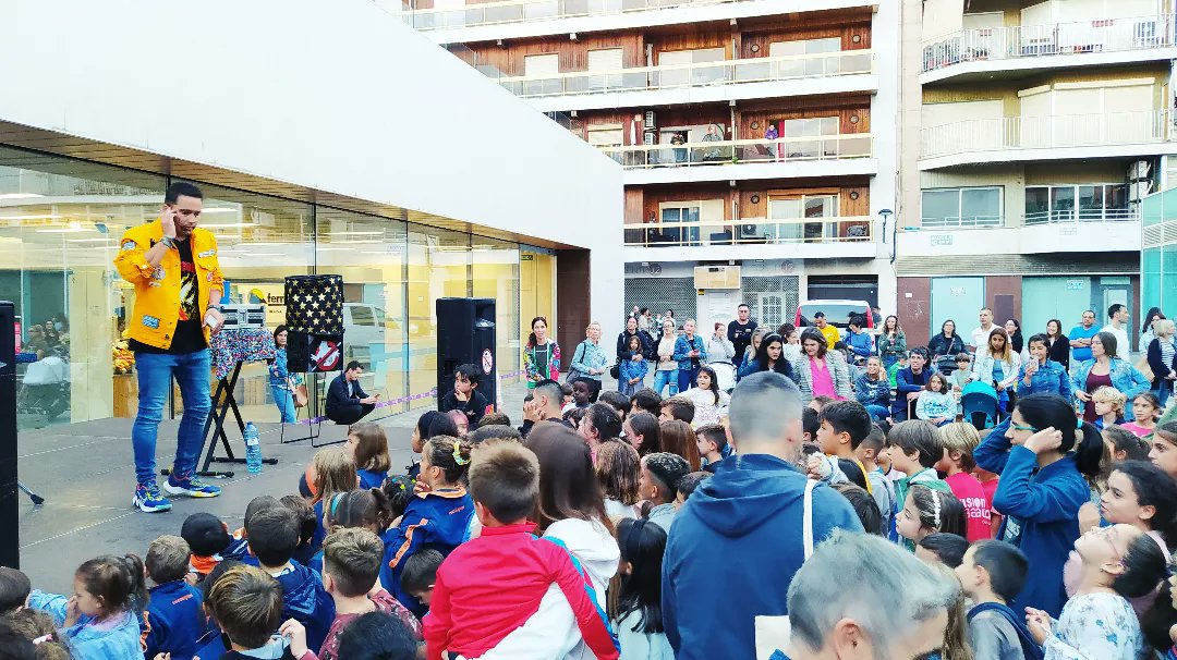𝐕𝐞𝐬𝐩𝐫𝐚𝐝𝐚 𝐦à𝐠𝐢𝐜𝐚 la de hui a la 📍plaça del Mercat d'Algemesí, amb el mago Larsen!🐇🎩👏🏽

🥳Moltes gràcies al públic assistent a l'activitat😍👧🏽🙋🏽‍♂️!

#màgia #algemesí #espaijove #octubre