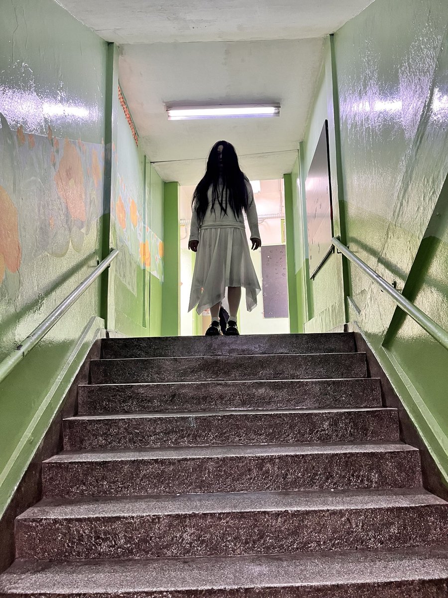 fhate_'s tweet photo. Sendo a Samara por um dia. Hoje foi a festa de halloween da escola, pense numa professora feliz pq ama filme de terror e Halloween, assustei vários. 🖤
#ochamado https://t.co/L8xamDpLii