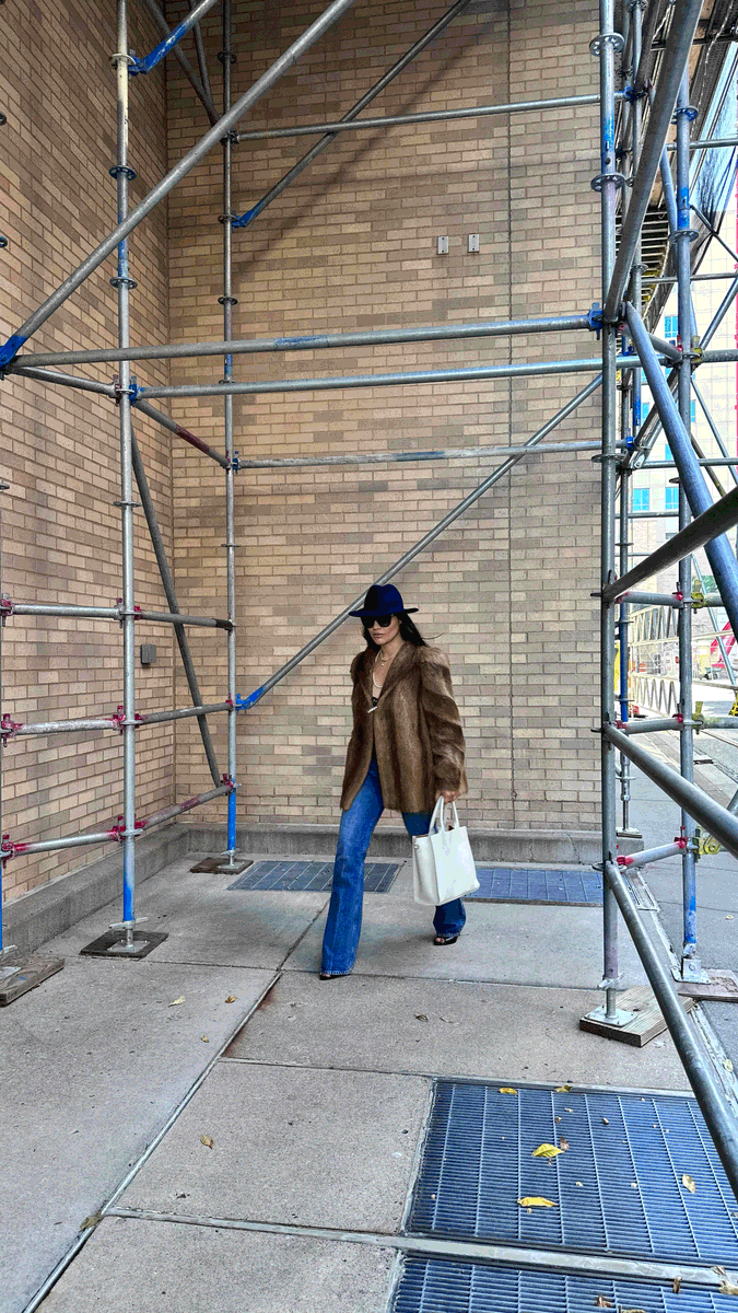 Experience a live luxury shopping event with major fashion names including the two new special edition designs from our handbag company, @modaendrizzi 👜 Pictured below, Carla, carrying 'Bianca' on the streets of #Minneapolis. Register to attend: eventbrite.com/e/styled-the-e…?