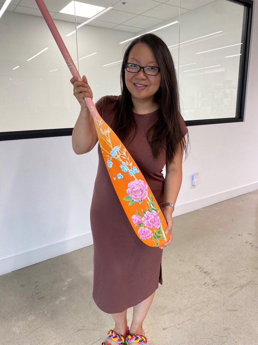 Campfirecircle_'s tweet photo. Deborah Lau-Yu designed her paddle based on the 2023 FΓͺte Chinoise Design Annual cover, which celebrates modern Chinese culture and the spirit of Canadian diversity in exquisite style. Read more and bid on Deborah's stunning paddle here: https://t.co/UoM9XC8HqV π #paddleproject https://t.co/p5SDTABTm1