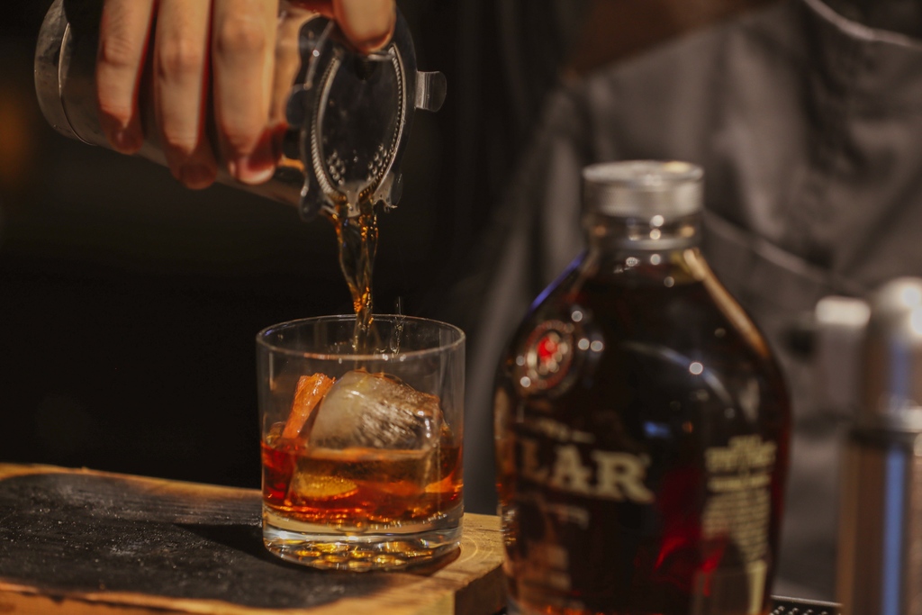 Feeling the crisp chill in the air? Check out <a href="/Forbes/">Forbes</a> guide to "Nine Old Fashioned Variations You Must Try This Season" featuring our Papa's Old Fashioned cocktail made with Papa's Pilar award-winning Dark Rum. 🥃⁠ forbes.com/sites/stephani… #PapasPilar #PapasPilarRum