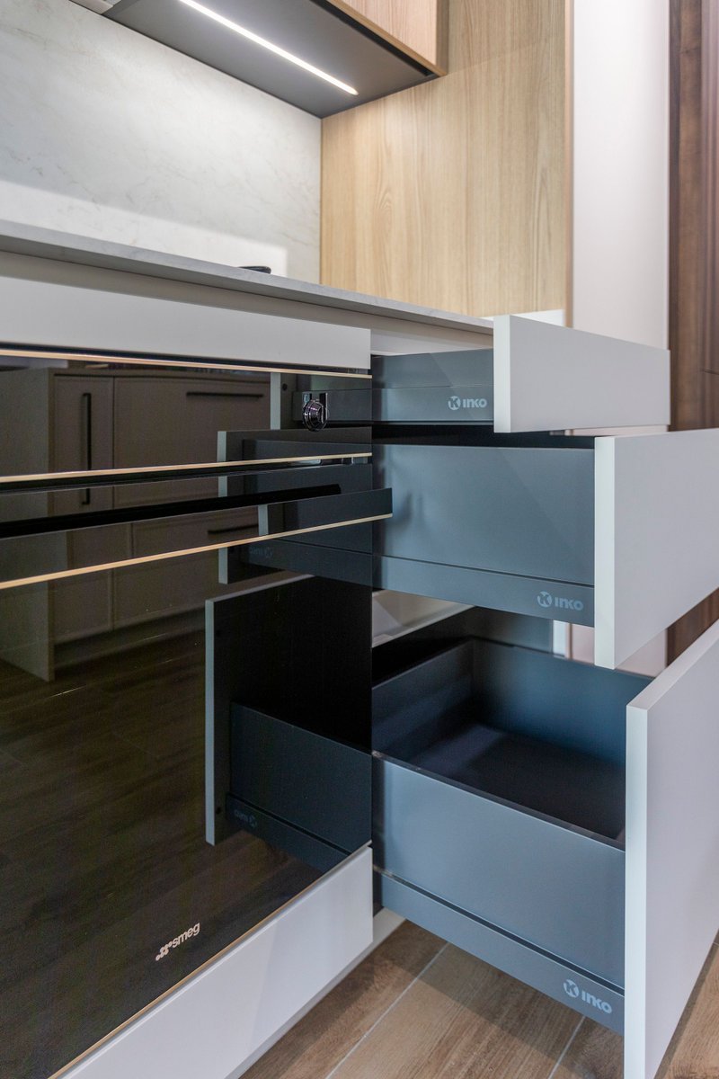 inkococinas's tweet photo. El frente de cocina abierto en el centro y rodeado de mobiliario, mucho espacio para el almacenaje y comodidad para su uso. En acabado blando aligera visualmente la composición y combinado con madera se consigue una estética acogedora.
#Inkococinas #INKOCOCINAS #cocinanordica https://t.co/MtitSMjBLb