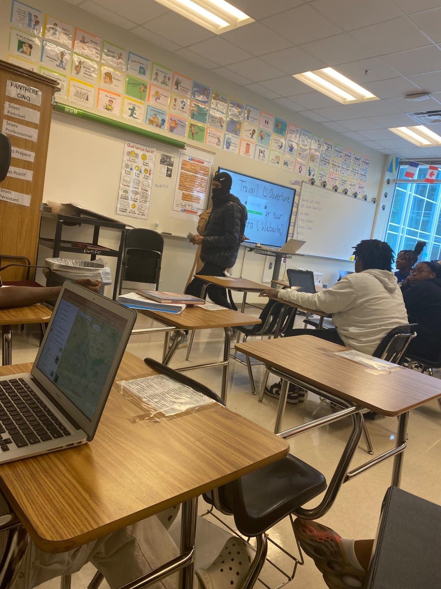 niicole__nicole's tweet photo. This school had a “Dress As Students Day” event for the teachers &amp; this teacher showed tf out 😭😭😭😭😭😭😭😭😭 https://t.co/HDNdFXIByY