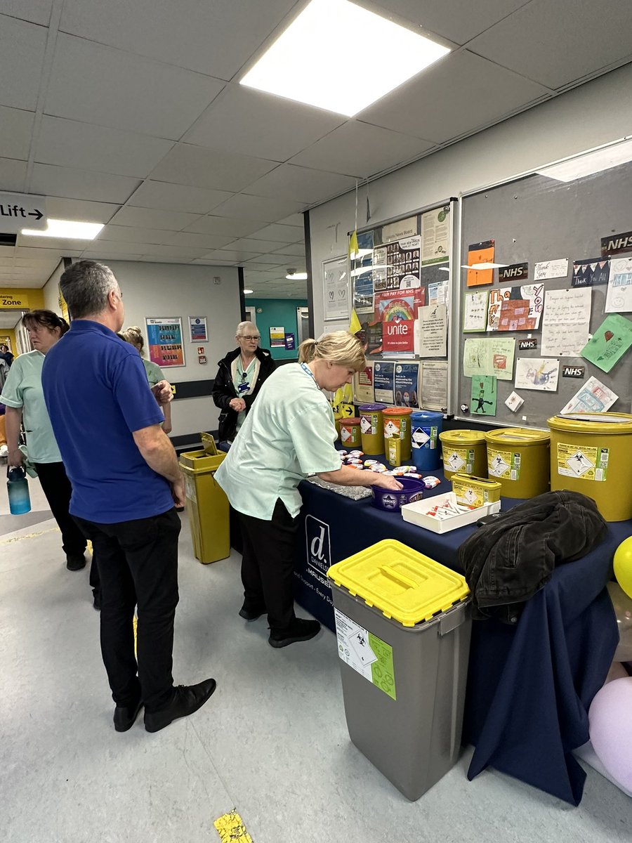 consterdiner's tweet photo. Another busy week  for the  IPC team @MidCheshireNHS  as we celebrated  the  IPC fundamentals- hand hygiene , cleaning  , vaccinations , PPE and much more  . Protect everyone this winter !! Nobody could pass as the wonderful Tom Lamb attracted the crowds. 🙌 https://t.co/RZYaBDgDPZ