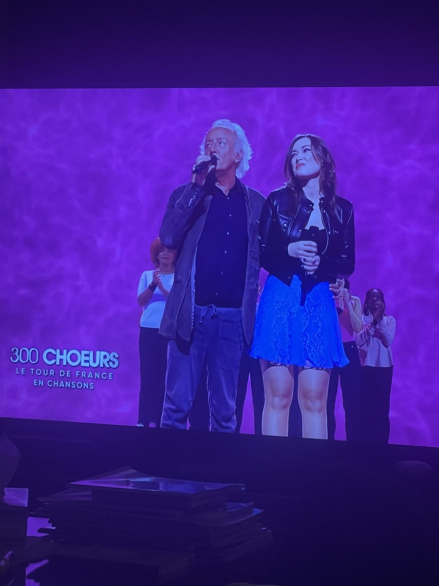 PaulineGd3's tweet photo. On en parle de la main déplacée du Monsieur.. et à plusieurs reprises malgré la gêne de la chanteuse. #ElsaEsnoult #300choeurs #france3tv https://t.co/NRB4xnEgjM