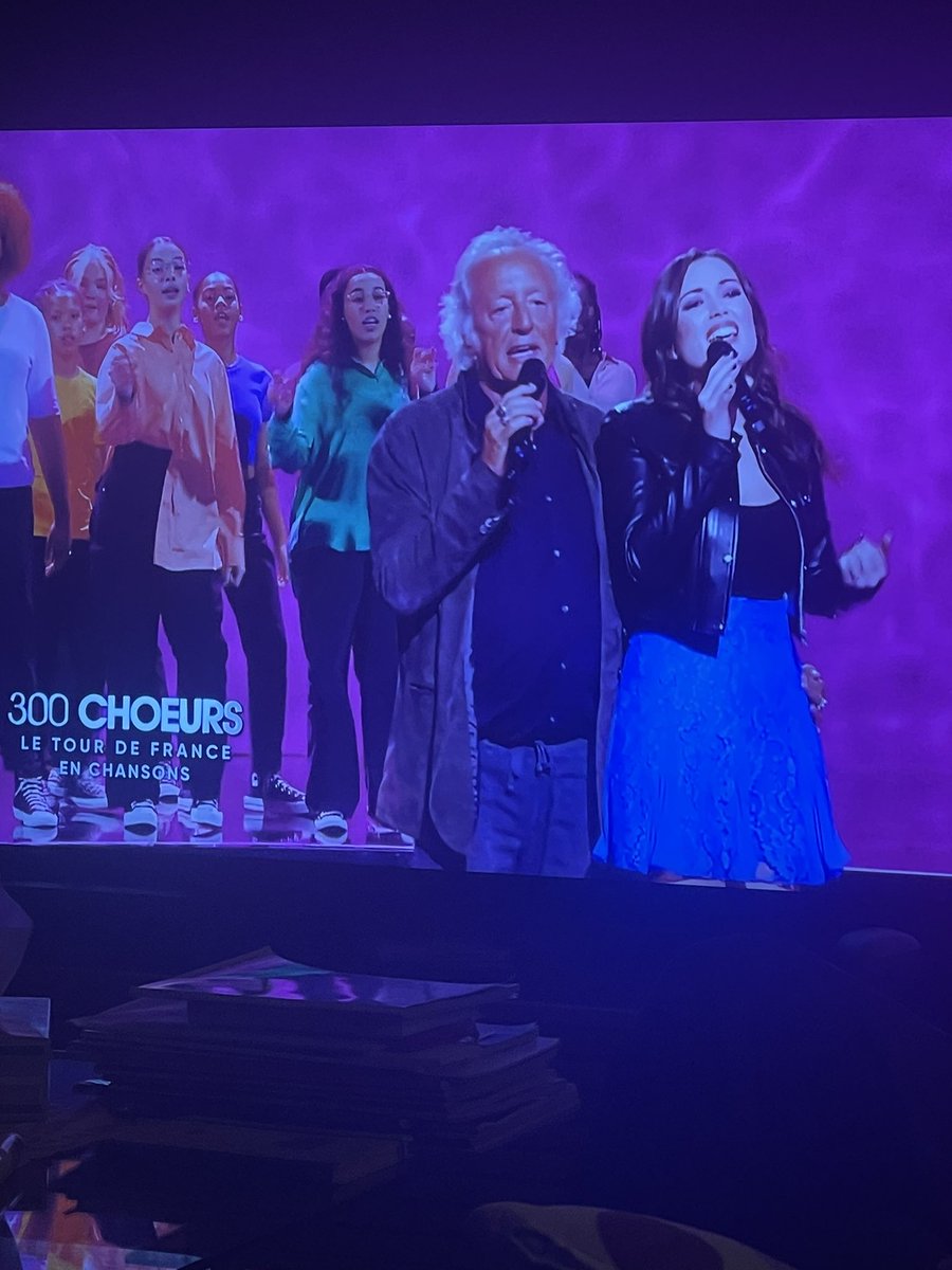 PaulineGd3's tweet photo. On en parle de la main déplacée du Monsieur.. et à plusieurs reprises malgré la gêne de la chanteuse. #ElsaEsnoult #300choeurs #france3tv https://t.co/NRB4xnEgjM