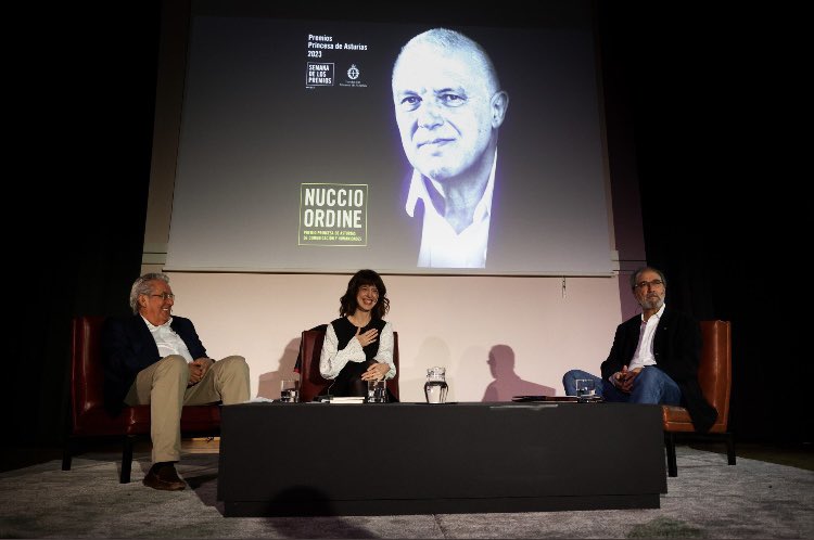 irenevalmore's tweet photo. En un instituto de Oviedo #IESAramo, vivimos emocionado homenaje a #NuccioOrdine, el humanista jovial, defensor de la educación pública, el sabio de origen humilde agradecido a una profesora en su infancia, el defensor de la dignidad del sur desde su Calabria. 
@fpa #Oviedo https://t.co/vceF6MBtAU