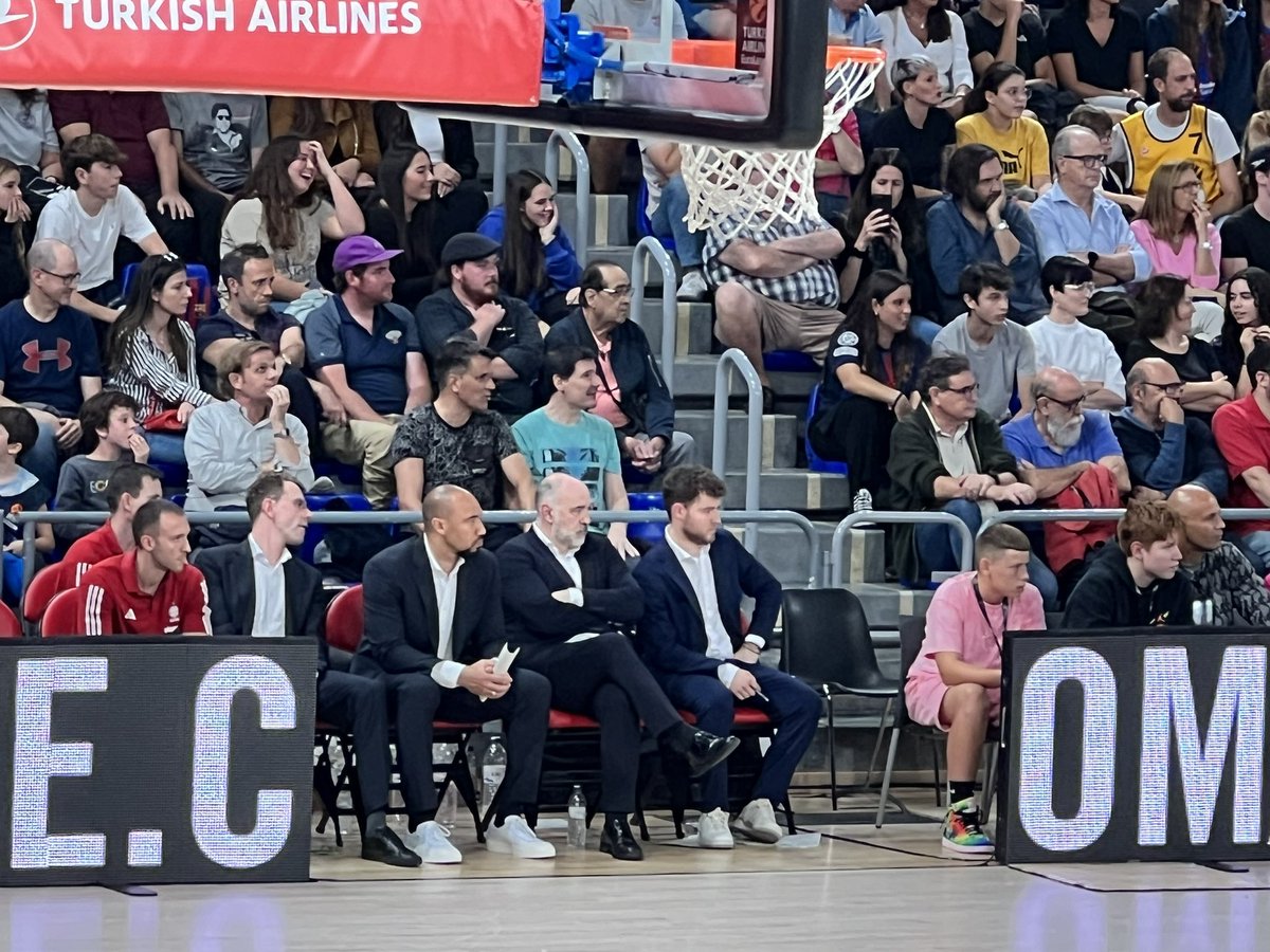 LTaxman's tweet photo. Quan perds de tant que ja no tens ganes de donar indicacions. Bon partit, @FCBbasket! https://t.co/xGHTPUxzSQ