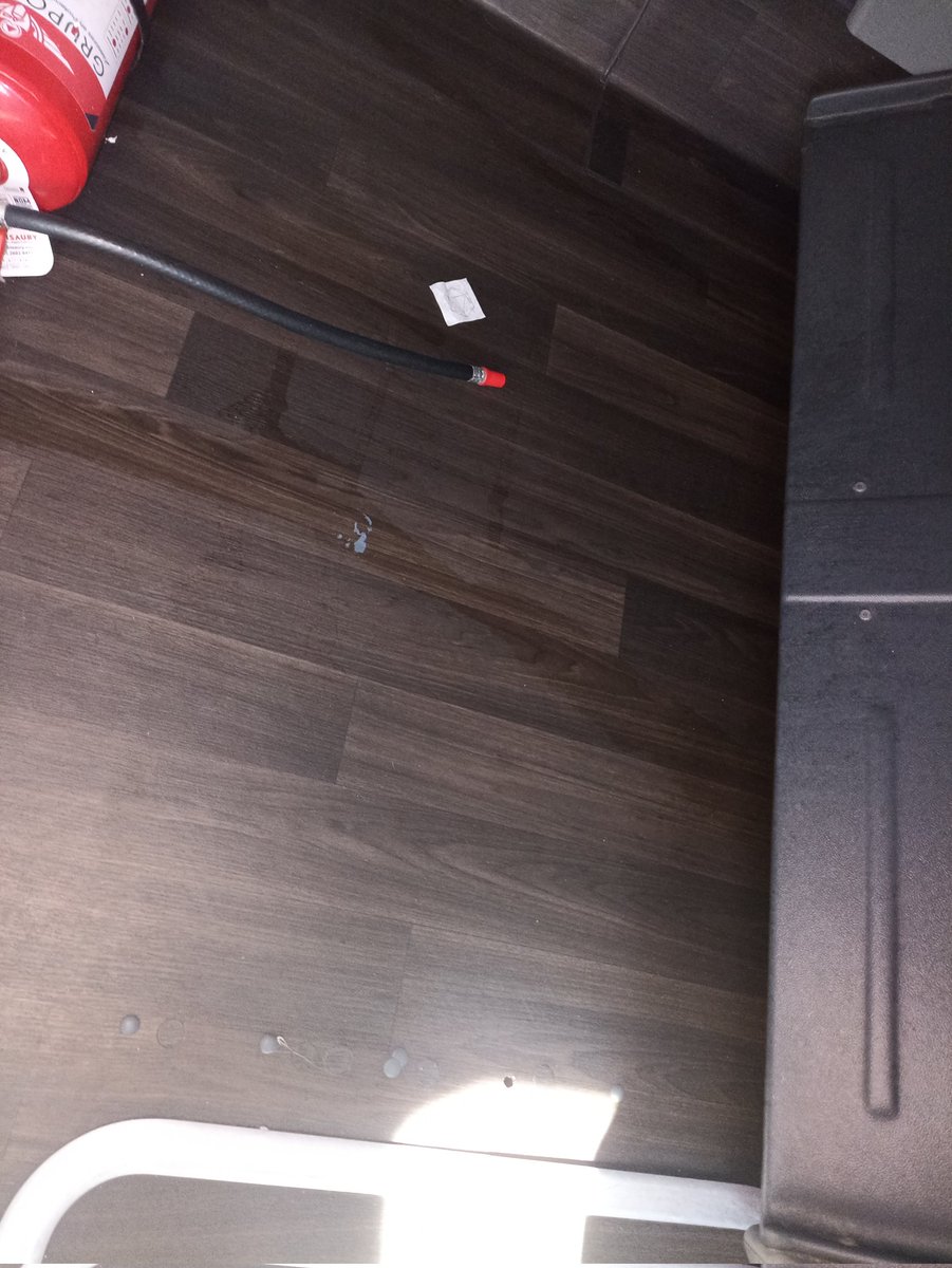 GarzaRene's tweet photo. @ETNTURISTAR desde que nos subimos olía horrible, al poco tiempo que nos fuimos vimos que el desagüe se está fugando hacia el área de los asientos. $720 pesos pagados y se espera un MINIMO de limpieza y calidad https://t.co/PTHPrF76M7