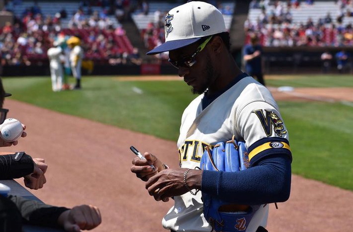 Making Plays & Making People’s Days 🫡 Check out Terence Doston signing for those who look up to him #JLSquad @TimberRattlers #ProIssue #DNA by: @doston_terence