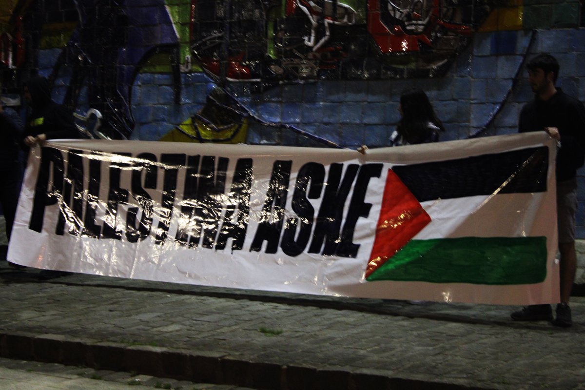 noaua's tweet photo. #Usurbil ere Palestinarekin bat! Palestina aske nahi dutela adierazi dute gaur iluntzean egindako elkarretaratze bidez. Donostiako larunbateko manifestazio naizonalera joateko deia egin dute:
https://t.co/KclftAkb0r 
https://t.co/J7myJN1O3B @ErnaiUsurbil https://t.co/Kkvx8TaZJQ