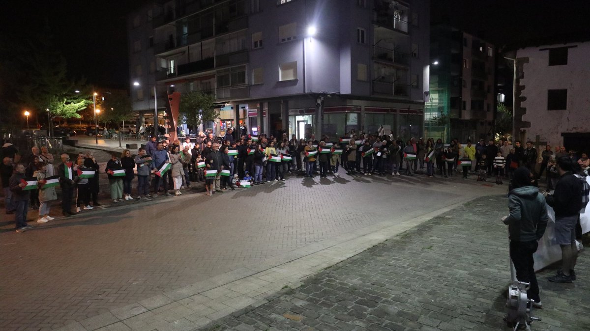 noaua's tweet photo. #Usurbil ere Palestinarekin bat! Palestina aske nahi dutela adierazi dute gaur iluntzean egindako elkarretaratze bidez. Donostiako larunbateko manifestazio naizonalera joateko deia egin dute:
https://t.co/KclftAkb0r 
https://t.co/J7myJN1O3B @ErnaiUsurbil https://t.co/Kkvx8TaZJQ