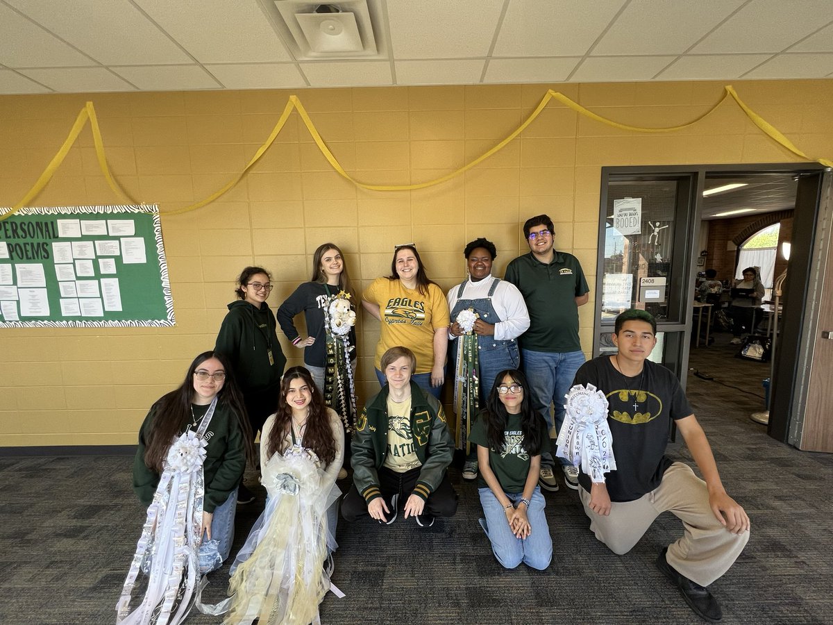 learninwithlife's tweet photo. Todays the day! Hope to see you all at the game 🏈 #HOCO @cyfallshs https://t.co/bmtz6a8ypK