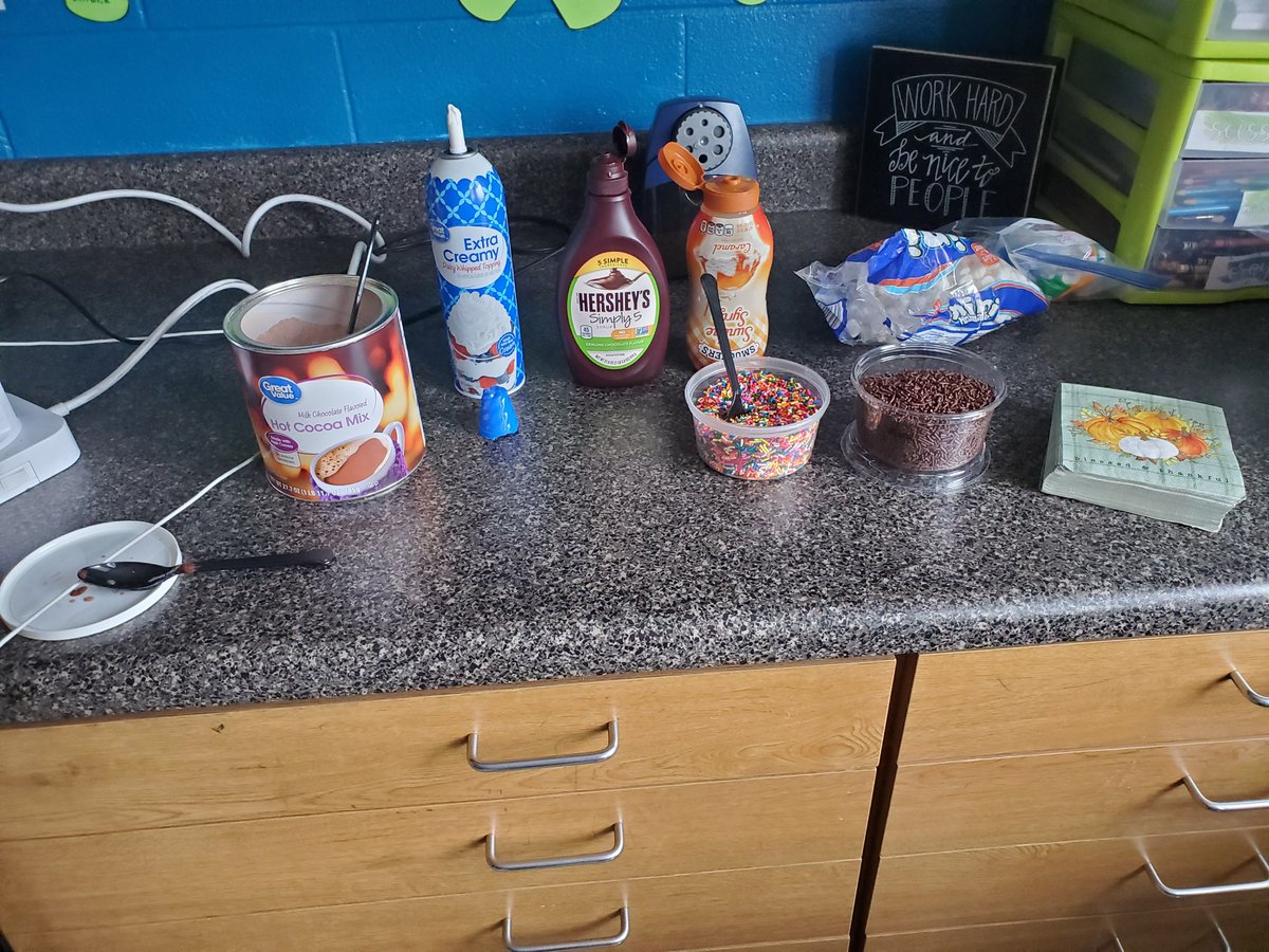 MrsDaysClass1's tweet photo. What happens when you meet not 1 but TWO benchmark goals?? Hot chocolate bar and flashlight Friday! How does a rainy, cold day get any better?? #proudteacher #MonaviewMoments #MonaviewontheMap https://t.co/GcaIihJEc1