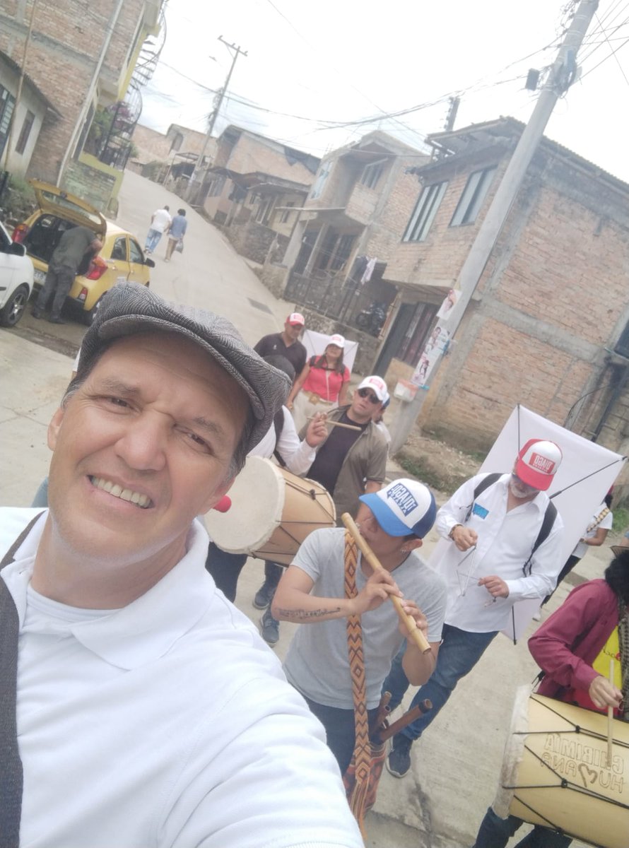 AlejandroLunaFa's tweet photo. Caminando la Comuna 3, sector Pomona, Unicauca, con el profe  José Luis Diago; compartiendo nuestras propuestas al Concejo y a la Alcaldía municipal. 

🗳 Al Concejo de #Popayán marca #6 #PactoHistórico 
¡Vamos! ✊🏾

#AlejandroLunaFals #Concejo6 #AcciónCiudada #CiudadaníaCrítica https://t.co/Ek2rmLew7Z