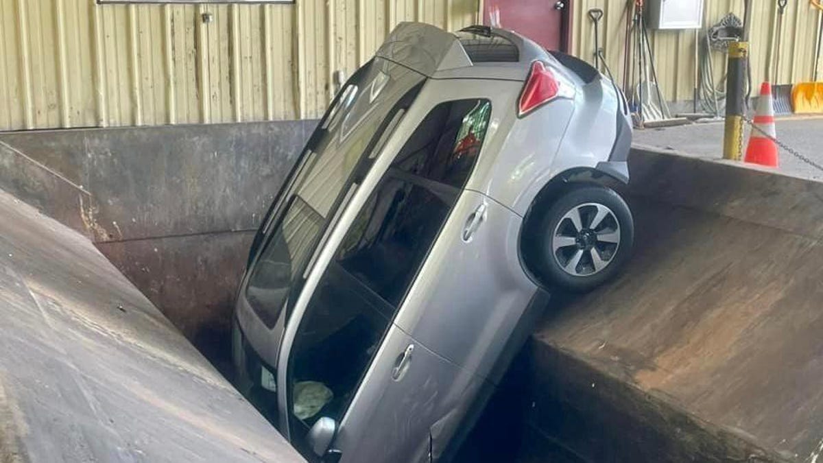 OreBobby's tweet image. Massachusetts Woman Drives Car Into Trash Compactor jalopnik.com/massachusetts-… #compactor #trash