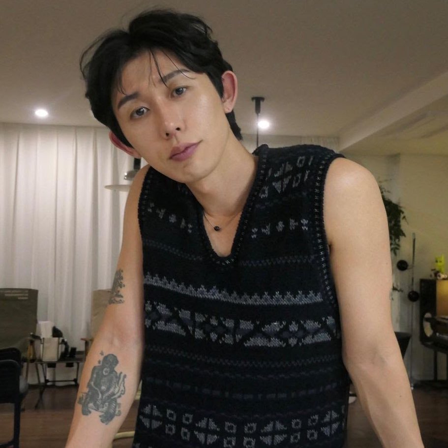 revistakoreain's tweet image. 🚨 AVISO DE GATILHO: Violência

Em uma entrevista com Kian84 e #Loco, #CodeKunst revelou que sofria violência física no exército sul-coreano.

Diferente de Loco - que se alistou em 2019 e teve uma experiência tranquila no exército - Code Kunst cumpriu seu serviço militar antes de…