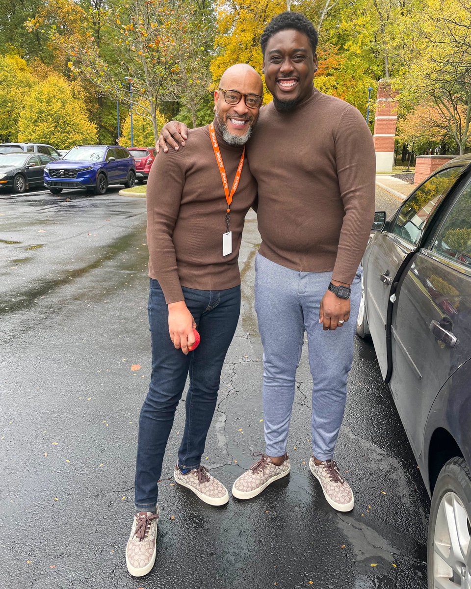 Great Minds

Went to visit the Hubby after I got off to find out we unknowingly dressed alike for work today.

#FreakyFriday #BlackGayCouple #BlackGayLove #ATaleOfTwoKings