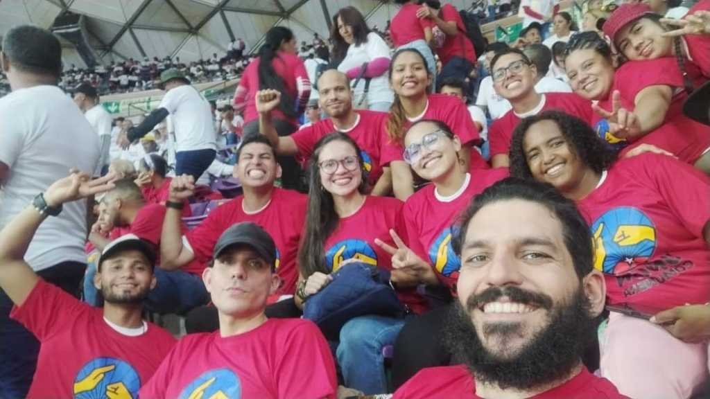 Emotivo y alentador el gran encuentro de comunas hoy en el Poliedro de Caracas, junto al ministro @jaarreaza y al presidente @NicolasMaduro, por ocasión del 11 aniversario del #GolpeDeTimón #ComunaONada '!Levanta, levanta la bandera del socialismo, Unión Comunera¡ 🚩'