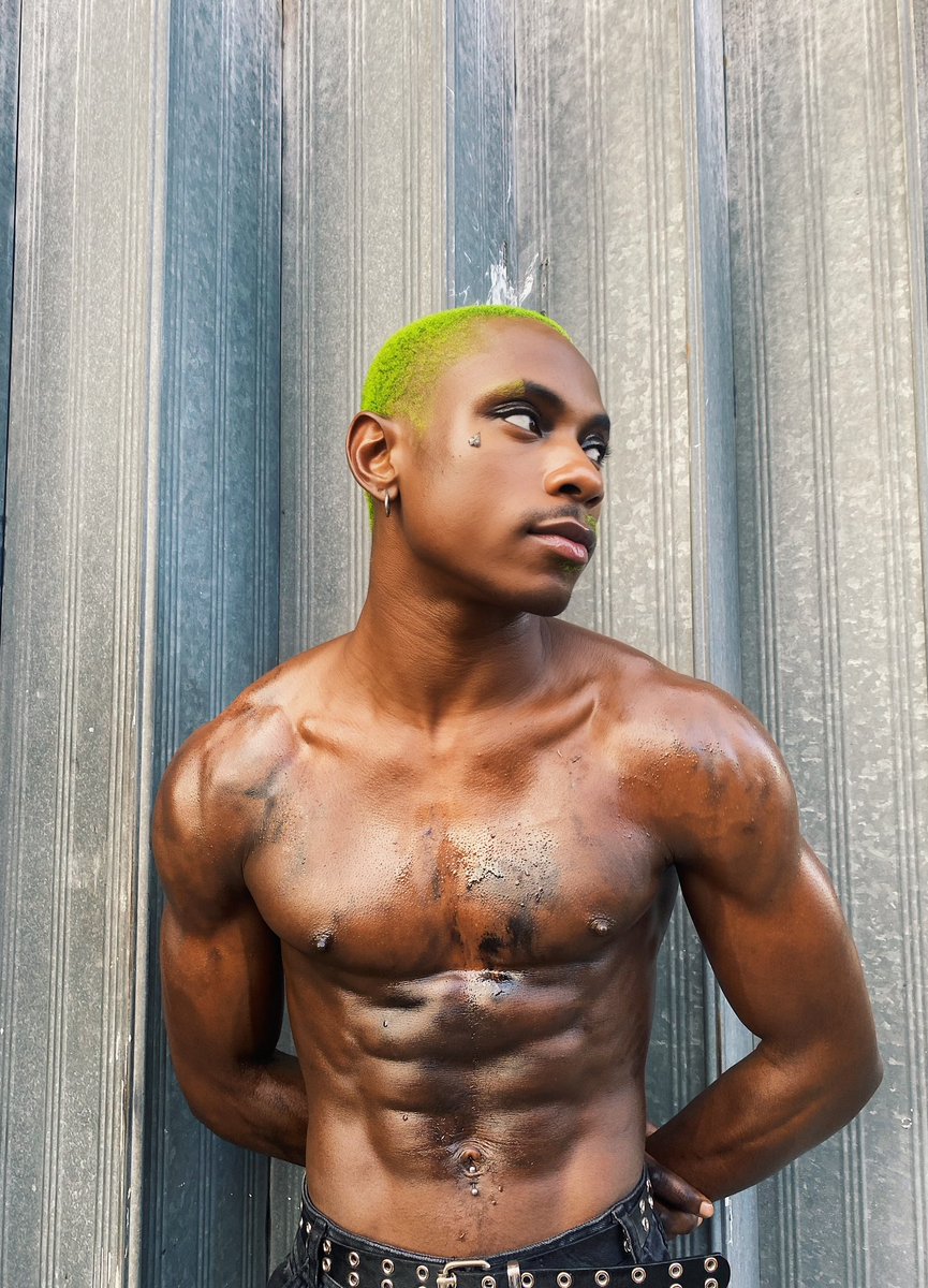 tabooade's tweet photo. Smooth operator 🦾💚 https://t.co/CxtUZuw2wu