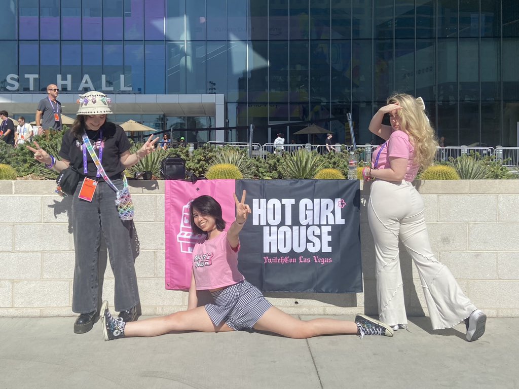 robynaddict's tweet photo. 🎀 DAY 1 IS A GOOOOOO 🎀 https://t.co/gp1GaTX5Js