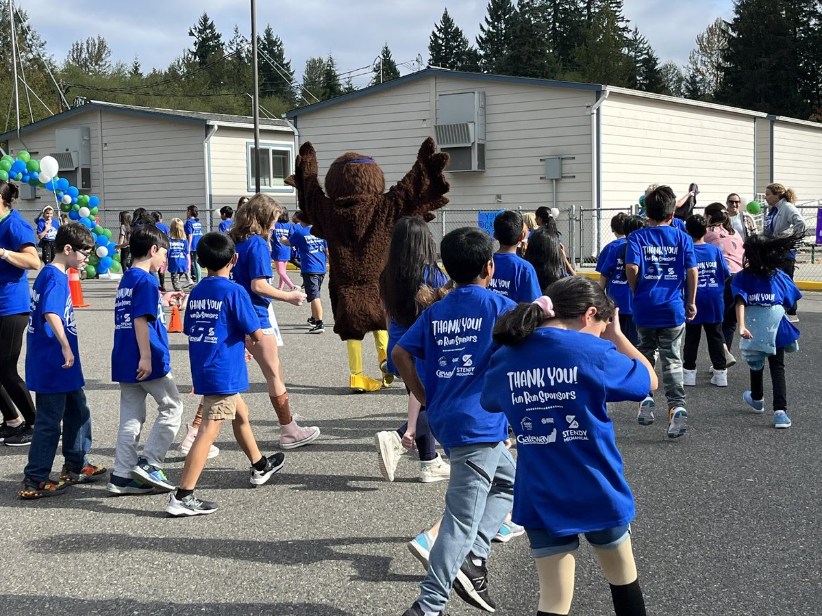 ForestViewES's tweet photo. A Sea of True Blue - FVE PTA FUN RUN https://t.co/bgdx9BOfF8