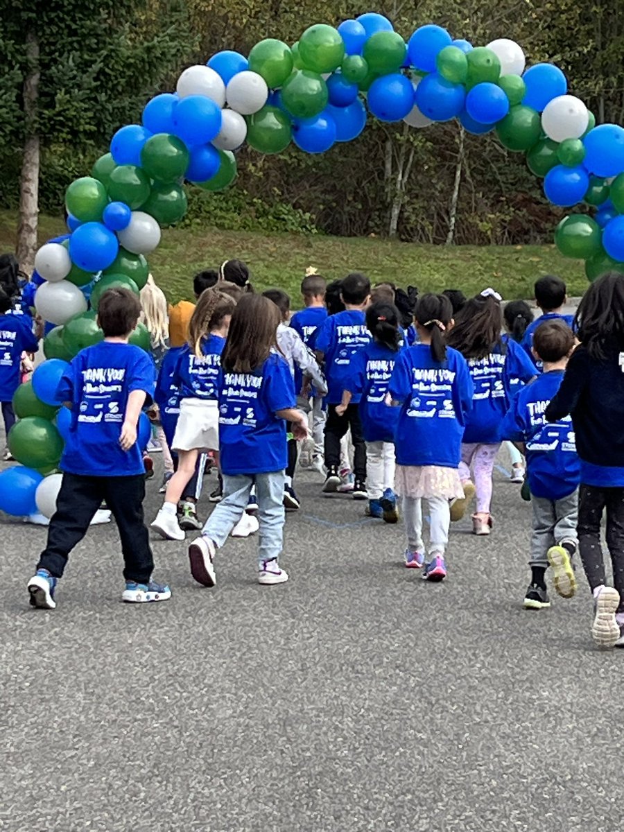 ForestViewES's tweet photo. A Sea of True Blue - FVE PTA FUN RUN https://t.co/bgdx9BOfF8