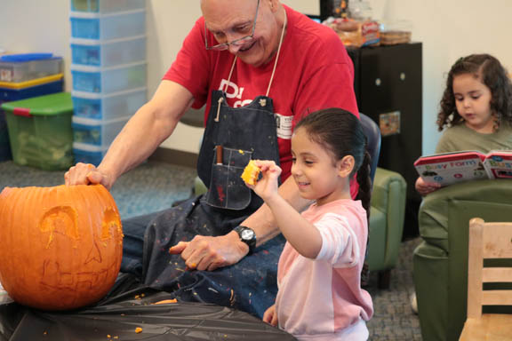 In a sign that fall has officially arrived, preschool students in Ms. Harwig’s class at Palos West created jack-o-lanterns this week with the help of Ms. Lee’s father, Ron. #halloween